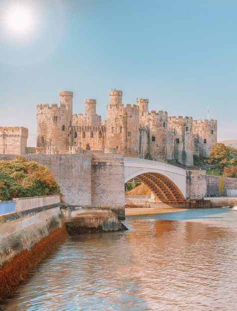 10 Best Places To Visit On A Welsh Roadtrip - Hand Luggage Only - Travel, Food & Photography Blog Conwy Castle, Castles In Wales, Visit Uk, Chateau Medieval, Wales Travel, Visit Wales, United Kingdom Travel, Wales Uk, Packing Lists