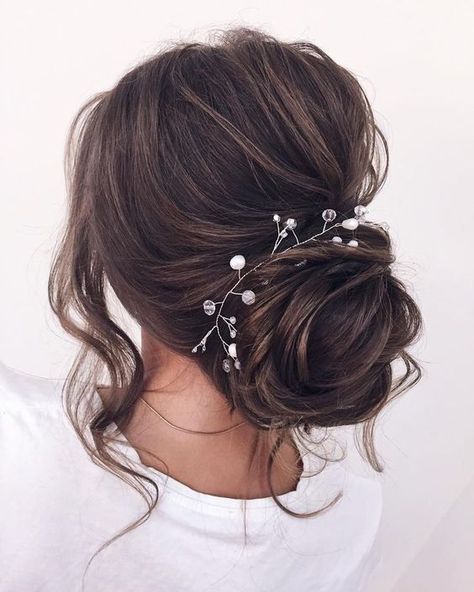 Romantic Bridal Updos // Effortlessly chic wedding hairstyle idea: messy big bun with loose strands and a delicate hairpiece. // mysweetengagement.com // #wedding #weddingday #weddinghairstyles #weddinghair #weddinghairstylesupdo #bridalbeauty #bridalhair #bride #bridalhairstyle #bridalupdo #romantichairstyles #messybun #chignon Romantic Bridal Updos, Elegant Wedding Hair, Low Bun, Penteado Cabelo Curto, Wedding Hairstyles Updo, Trendy Hair, Wedding Updo, Trending Hairstyles, Long Hairstyles