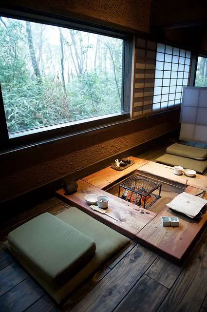 This is How You Can Create a Japanese Style House - Decoholic Japanese Home Design, Japanese Tea House, Japanese Style House, Traditional Japanese House, Japanese Interiors, Zen Style, Japanese Interior Design, Japanese Decor, Interior Design Per La Casa