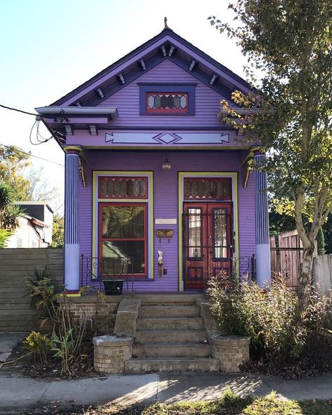 Whimsical House Exterior, Purple House Exterior, Painted Lady House, Old House Exterior, Victorian House Colors, Purple Front Doors, Whimsical House, Shed Tiny House, Purple House