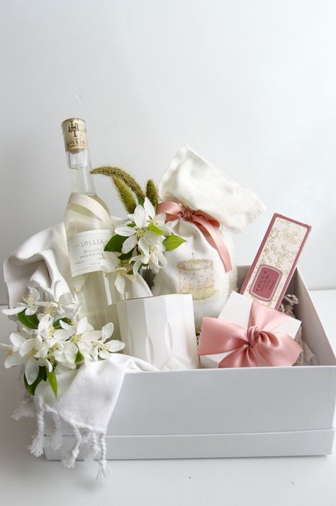 Luxury Gift Hampers, Big Gift Box Ideas, Wedding Basket Gift Ideas, Wedding Toiletry Basket, Creative Floral Arrangements, Bathroom Basket Wedding, Wedding Baskets, Luxury Gift Basket, Birthday Hamper