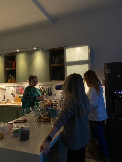 Kitchen Friends Aesthetic, Friends Apartment, Female Friendship, Uni Life, Rich Girl Lifestyle, Cute Friend Pictures, Future Lifestyle, Friend Goals, Boarding School