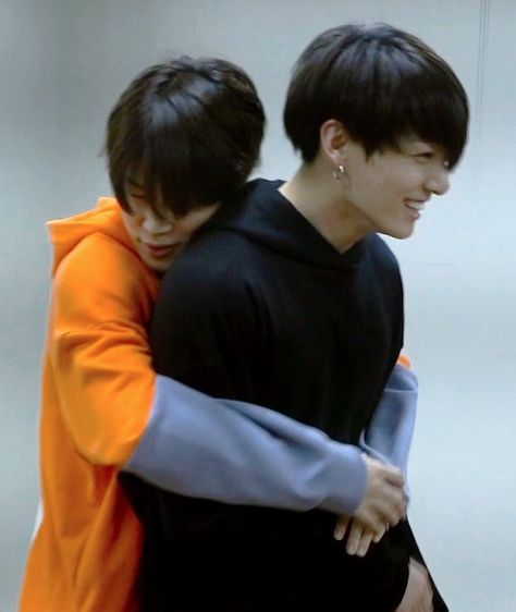 (1) Izza on Twitter: "Jikook pics a thread- https://t.co/FWtQX4vq6n" / Twitter Jimin And Jungkook, Back Hug, The Kooks, Kpop Couples, Best Kpop, Selfie Ideas Instagram, Hit Songs, Jimin Jungkook, Jung Kook