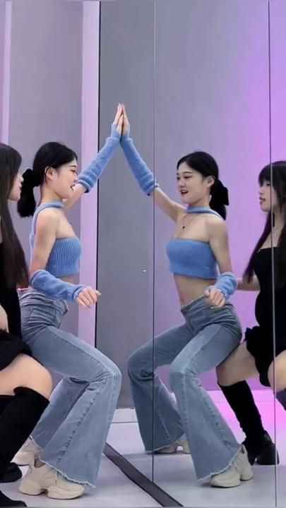 Dance Practice Outfits Ideas, Dance Practice Outfits, Kpop Dance Outfits, Hot Yoga Outfit, Contemporary Dance Videos, Easy Dance, Dance Makeup, Dance Outfits Practice, Practice Outfits