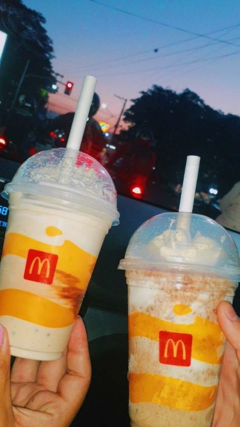 milk shake mc McDonald's céu carros Fresh Drinks, Emoji Photo, Milk Shake, Milk Shakes, Gatorade Bottle, Vitamin Water Bottle, Aesthetic Photo, Beer Mug, Drink Bottles