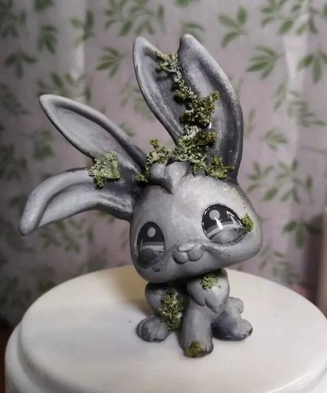 Lps Bunny Custom, Littlest Pet Shop Custom Ideas, Custom Lps Ideas, Lps Rabbit, Lps Repaint, Lps Customs For Sale, Lps Customs Ideas, Diy Emo Clothes, Lps Shorthair