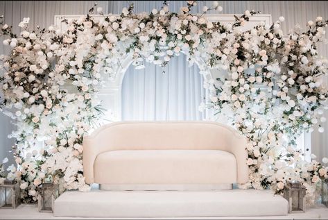 Simple Pelamin Wedding, Garden Wedding Dais, Wedding Settyback Decorations, White Pelamin Wedding, Pelamin English Style, Pelamin English Garden, Pelamin Nikah Putih, Pelamin Putih Exclusive, Pelamin Dewan Simple