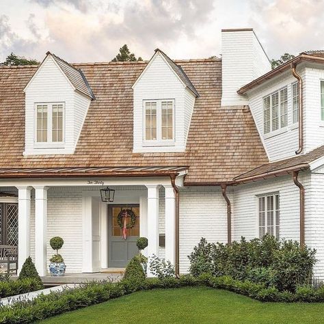 Kelly on Instagram: “Timeless Style & Design by @the_fox_group_ Happy Wednesday!🌿 #inspiringclassicstyle #curbappeal #interiorinspiration #southernliving…” Painted Brick House Exterior, The Fox Group, Timeless Decorating, Home Designs Exterior, Painted Brick House, Cedar Roof, Brown Roof, Traditional Style Homes, Brick Exterior House