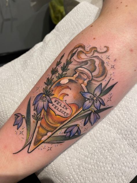 Felix Felicis potion bottle Neo Traditional Potion Bottle, Felix Felicis Tattoo, Felix Tattoo, Tattoo Ideas Men, Traditional Tattoo Woman, Aa Tattoos, Witchcraft Tattoos, Felix Felicis, Hp Tattoo