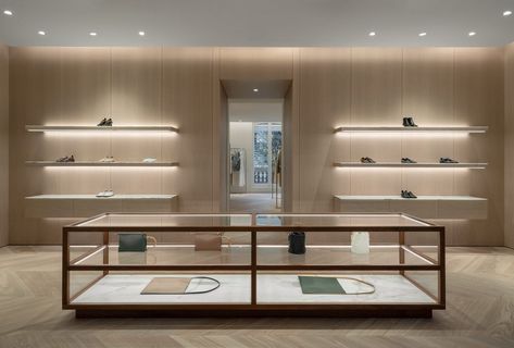 Shop Jil Sander in Paris by John Pawson made with Matteo Brioni's clay and lime plaster TerraCalix Smooth Custom colour, photo by Andrea Martiradonna Chevron Pattern Floor, Matteo Brioni, Noma Restaurant, Flaunt Magazine, Wooden Panelling, Curved Bench, John Pawson, Retail Concepts, Front Rooms