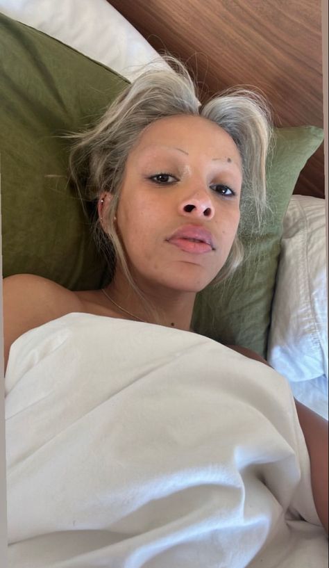 Doja Cat via Instagram stories. No Eyebrows, Mother Cat, American Rappers, Doja Cat, Always And Forever, Cat Pics, Favorite Person, Music Artists, Instagram Story