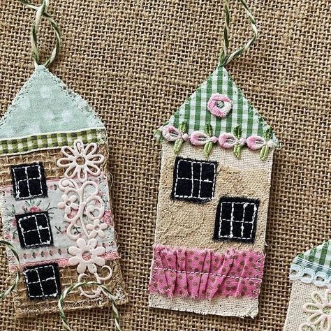 Diy Journals, Purse Ideas, Bookmarks For Books, Fabric Cards, Cute Fabric, Fabric House, Fabric Houses, Diy Journal, Little Houses