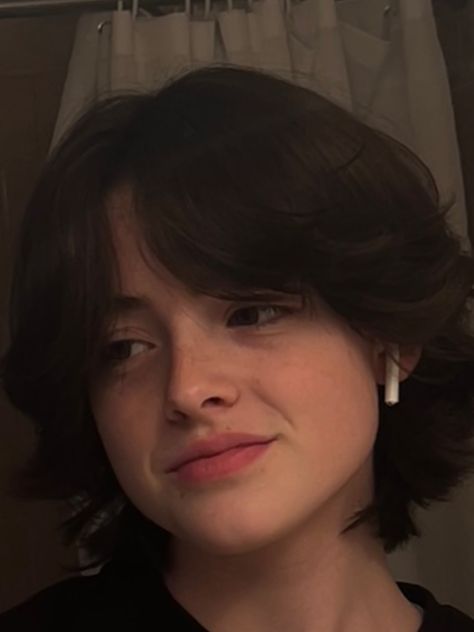 Tita Hairstyle, Round Face Wavy Haircuts Short, Fluffy Hair Round Face, Short Jaw Length Hair, Masc Haircut Round Face, Boyish Haircuts For Women, Short Fem Hairstyles, Short Hairstyle Gender Neutral, Short Hairstyles Middle Part