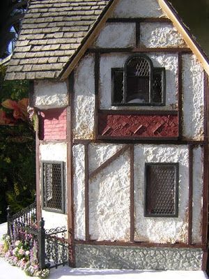 Dollhouses by Robin Carey: The English Tudor Dollhouse Small Tudor Style Homes, Easter Houses, Tudor Dollhouse, Dollhouse Door, Miniature Buildings, Miniature Dollhouses, British Homes, Tudor Cottage, Doll Miniatures