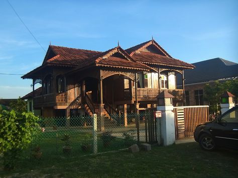 Traditional Malay Architecture - SkyscraperCity | TRADITIONAL MALAY HOUSE, Muar, Johor Modern Malay House, Archipelago Architecture, Malay Traditional House, Japanese Roof Design, Malay Architecture, Kampung House, Muar Johor, Malay House, Modern Traditional House