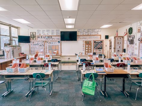 Teaching Aesthetic Classroom, Dream Job Aesthetic Teacher, Teacher Aesthetic Classroom, Elementary School Teacher Aesthetic, School Classroom Aesthetic, Room Diy Projects, Aesthetic Classroom, Classroom Aesthetic, Elementary Classroom Themes