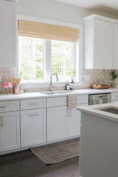 Kitchen Blinds Ideas Above Sink, Kitchen Windows Above Sink Ideas, White Kitchen Blinds, Kitchen Windows Above Sink, Window Above Kitchen Sink, Kitchen Blinds Ideas, Window Over Kitchen Sink, Over Kitchen Sink, Kitchen Window Decor