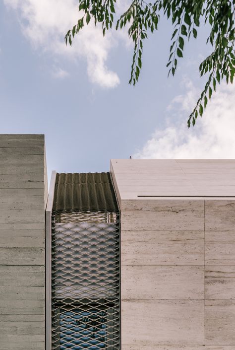 Steyn Studio's concrete and travertine Sierra House has a mountain-shaped roof. Sawtooth Roof, Industrial Facade, Metal Facade, Studio Build, Concrete Houses, Concrete Facade, Concrete Architecture, Stone Facade, Roof Architecture