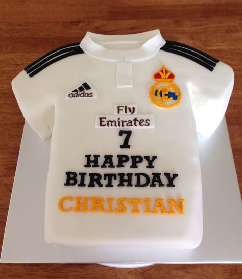 Real Madrid jersey theme birthday cake Jersey Cake Football, Real Madrid Torte, Real Madrid Party Ideas, Real Madrid Cake Ideas, Pastel Real Madrid, Real Madrid Birthday Cake, Soccer Jersey Cake, Real Madrid Birthday, Football Jersey Cake