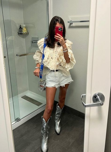 Kitten Heel Boots Outfit, Casual Cowboy Boots, Cowboy Boots Outfit Fall, School Outfits Autumn, Fall Outfits Baddie, Metallic Cowboy Boots, Silver Cowboy Boots, Kitten Heels Outfit, Summer Boots Outfit