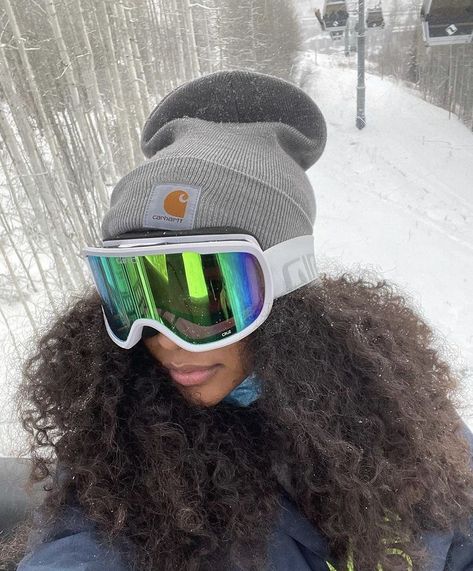 Girl Snowboarding, Girls Ski Trip, Ski Trip Aesthetic, Mode Au Ski, Snowboarding Aesthetic, Ski Trip Outfit, Ski Glasses, Cabin Trip, Colorado Outfits