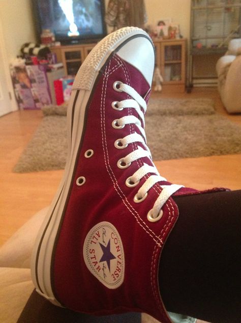 Converses :) High Top Converse Outfits, Girls Converse, Converse Outfits, Red Converse, Outfits With Converse, Girls Boots, Converse High Tops, Converse Shoes, Chuck Taylor Sneakers