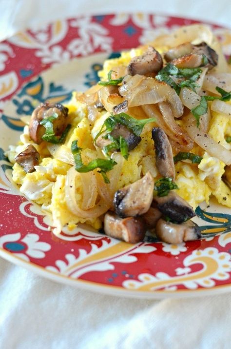 Eggs With Mushrooms, Mushroom Breakfast, Caramelized Onions And Mushrooms, Mushrooms And Onions, Scrambled Eggs Recipe, Mushroom And Onions, Best Breakfast Recipes, Egg Breakfast, Quick And Easy Breakfast