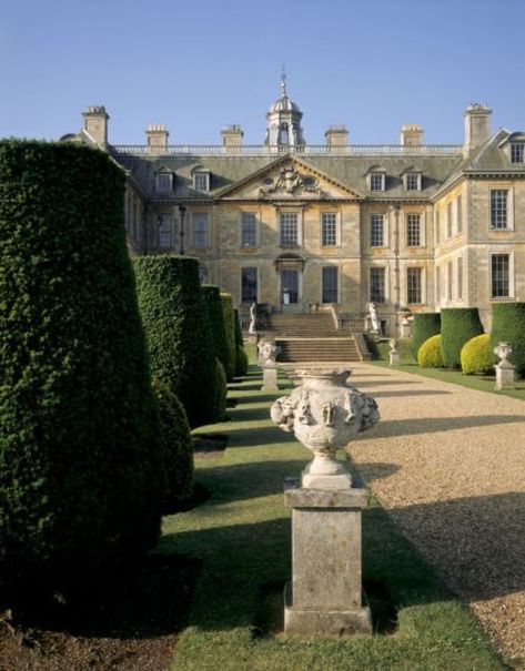 French Countryside Chateau, Old Money Backyard Aesthetic, Countryside Estate Aesthetic, British Architecture Aesthetic, Manor House England, Old English House Exterior, Old Money House England, Old Money Estate Aesthetic, British Country Estate