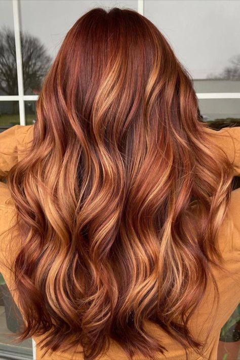 Red Pintura Highlights Curly, Ginger Balayage, Ginger Brown Hair, Bright Copper Hair, Dark Ginger Hair, Kadeřnické Trendy, Ginger Hair Color, Copper Hair Color, Hair Color Auburn