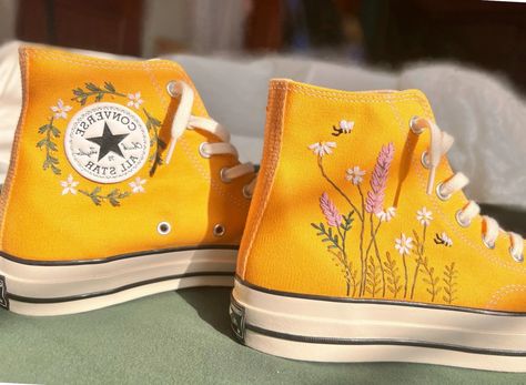 Flower With Bee Hand Embroided High Tops Shoes/ Converse All Star/ Bridal High Tops/ Mothers Day Gift/ Wedding Gift For Her/ Boyfriend Gift. 🎉🎉Summer is here, order now🎉🎉 👀You are used to simple convese shoes? 👀 You want to break the design according to your requirements. ❤️Ali Box has what you want. Please quickly contact us for advice and products. 🔥Alibox- Design- Prestige🔥 Bee Converse, Converse Lavender, Vans Embroidery, Lavender Converse, Embroidered Converse High Tops, Golf Le Fleur Converse, Custome Ideas, Converse Golf Le Fleur, Converse Embroidery