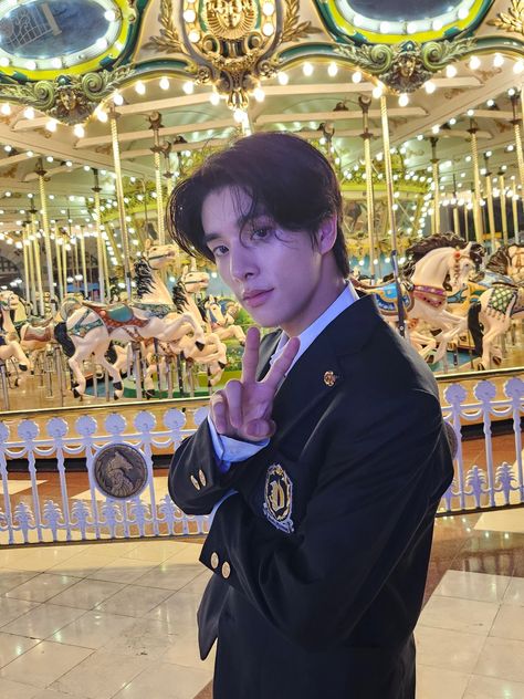 Lotte World, Vampire Boy, Jake Enhypen, K Wallpaper, Enhypen Jake, Perfect Boy, The Boy Is Mine, Kpop Guys, Boyfriend Pictures