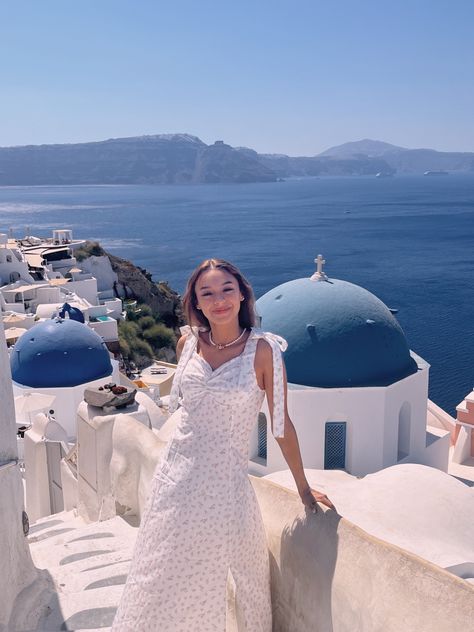 girl in white floral maxi dress in santorini greece Greece Girl Aesthetic, Aesthetic Mediterranean, Greece Pics, Greece Girl, Pic Aesthetic, 2024 Travel, Shooting Ideas, Greek Beauty, Greece Beach