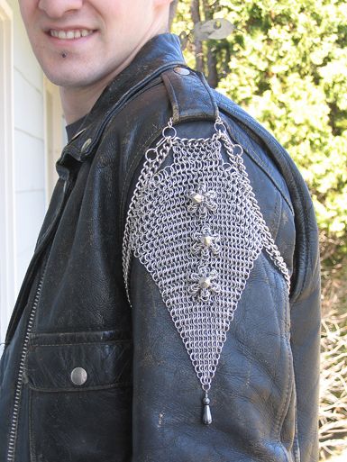 Chainmail Projects, Shirt Jewelry, Medieval Accessories, Medieval Fair, Gothic Jackets, Unique Clothes, Medieval Clothes, Unique People, Moon T Shirt