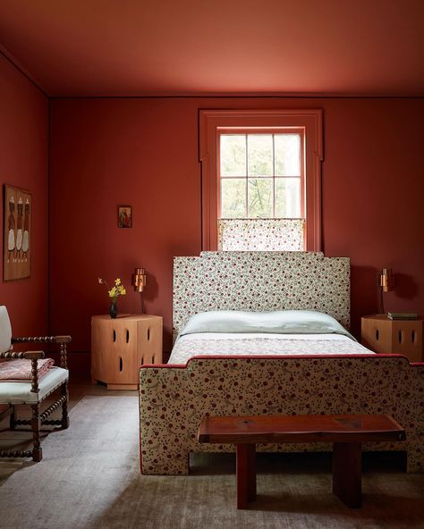 Studio Giancarlo Valle (@studiogiancarlovalle) • Instagram photos and videos Giancarlo Valle, Dark Paint Colors, Red Bedroom, Bedroom Red, Box Houses, English Design, Style Deco, Residential Interior, Architectural Digest