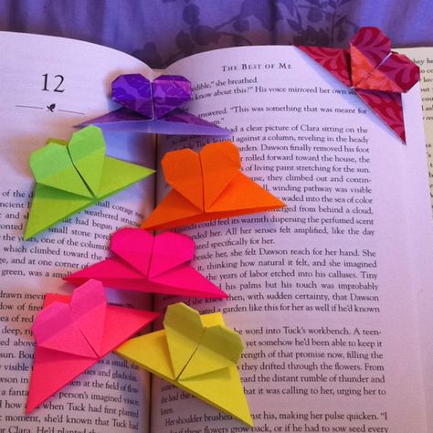 Origami heart shaped corner bookmarks! So cute. So fun to make. Kindness Week, Dollar Origami, Tutorial Origami, Origami Ball, Dollar Bill Origami, Origami Bookmark, Tafel Decor, Recycled Book, Folding Origami