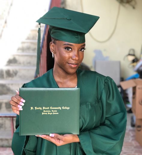 Graduation Goals, Graduation Picture Ideas, Grad Hair, Graduation Pics, Graduation Photography Poses, Graduation Nails, Graduation Poses, Diploma Frame, Graduation Picture