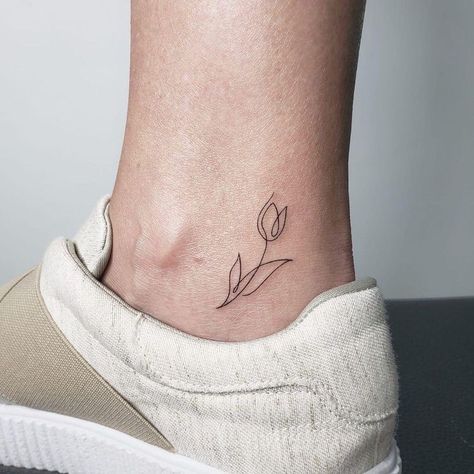 Tulip Tattoo On Ankle, Feminine Tattoos Ideas, Best Feminine Tattoos, Finger Tattoos For Women, Tattoos Quotes, Tulip Tattoo, Finger Tattoo For Women, Girl Arm Tattoos, Aesthetic Tattoos