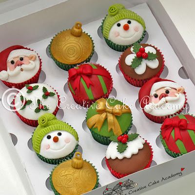 The Creative Cake Academy: CHRISTMAS CUPCAKES Jul Kaka, Christmas Cupcakes Recipes, Christmas Cupcakes Decoration, Christmas Cake Designs, Creative Cupcakes, Christmas Cake Decorations, Xmas Cake, Christmas Cakes, Christmas Cup