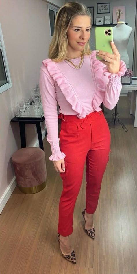 Pink And Red Office Outfit, Red Pants Pink Top Outfit, Rosa Y Rojo Outfits, Outfit Rojo Y Rosa, Pantalon Rojo Outfit, Outfits Pantalon Rojo, Hot Pink Top Outfit, Outfits Fucsia, Pink Sweater Outfit Winter