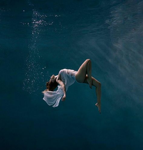 Falling Underwater Drawing, Falling Underwater, Someone Falling, Underwater Drawing, Underwater Photoshoot, Human Photography, Underwater Pictures, Treading Water, Underwater Painting