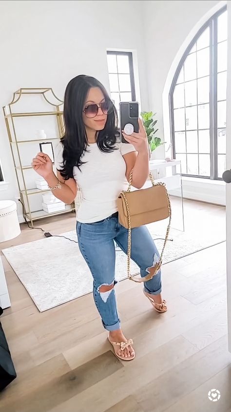 Tan Sandals Outfit, Jeans And Flip Flops Outfit, Flat Sandals Outfit, Outfit Basics, Thursday Outfit, Blue Jean Outfits, Girls Fun, Chanel 19, Sandals Outfit