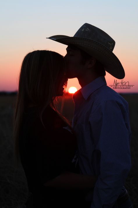 #Sunset #MeganHoffmann #JuStCountRy #TrueLove #RaNchLife #horses #CedarCreekTexas #TexasBoRnAndRaiSed #AngelCaprice #AngelCapriceWright💋 Cute Picture Ideas, Country Couple Photos, Country Couple Pictures, Country Couple, Shooting Couple, Foto Cowgirl, Cute Country Couples, Western Photo, Skirt Diy