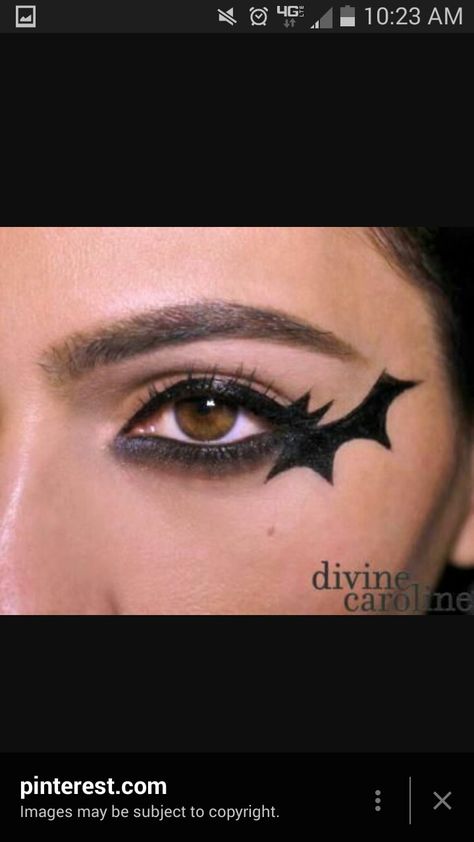 Bat Eyeliner, Batman Makeup, Bat Makeup, Maquillage Halloween Simple, Make Up Diy, Cat Halloween Makeup, Halloweenský Makeup, Halloween Eye Makeup, Halloween Eyes