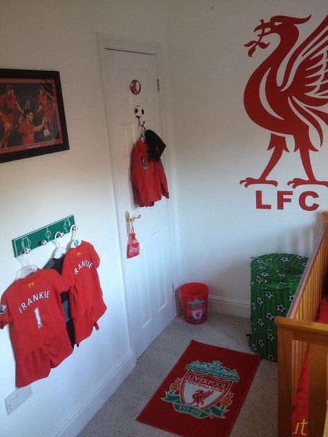 ideas Liverpool Bedroom Boys, Lfc Bedroom Ideas, Liverpool Room Ideas, Liverpool Bedroom Ideas, Liverpool Bedroom, Football Themed Room, Soccer Bedroom, Soccer Room, Football Clips