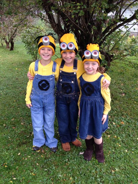 Homemade Minion Costumes Minion Family Costume Diy, Kid Minion Costume Diy, Halloween Costumes Homemade, Minion Adult Costume Diy, Adult Minion Costume, Minon Costume Cute, Birthday Minion, Costumes Homemade, Diy Minion Costume