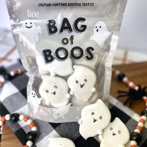 Missy Clark | Cookie Packaging on Instagram: "I can’t handle the cuteness of this Bag of Boos cookie pouch by @heartfulartcookieco 😍❤️ I love the happy little expression on the ghosts face! 👻 You can find these Bag of Boos pouches in our shop! 👻" Halloween Cookies Packaging, Bag Of Boos Cookies, Ghosts Face, Owl Treats, Haystack Cookies, Galletas Halloween, Boo Boo Bags, Ghost Cookies, Cookie Bags