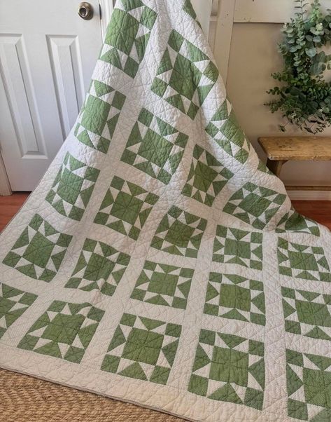 Quilting Cotton Projects, Green And White Quilt, How To Quilt For Beginners, Green Quilts Ideas, Quilt Ideas Patterns, Quilting Decor, Blue And White Quilts, Simple Quilt Pattern, Minimalist Quilt