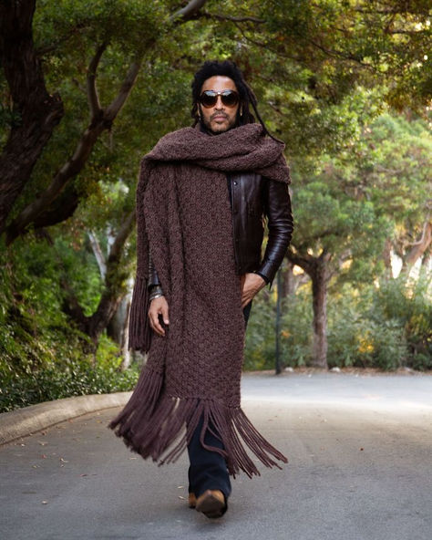 Maximalist Aesthetic, First Day Of Fall, Scarf Trends, Big Scarf, Oversized Outfit, Trendy Sweaters, Fashion Friday, Lenny Kravitz, Poncho Style