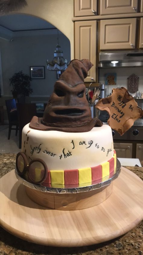 Harry Potter Sorting Hat Cake! Everything is edible 💯 #HarryPotter #SortingHat #SortingHatCake #HarryPotterCake #MaraudersMap Harry Potter Birthday Cake, Harry Potter Sorting, Harry Potter Sorting Hat, Harry Potter Baby Shower, Hat Cake, Birthday Cake For Him, Cake Studio, Harry Potter Cake, Sorting Hat