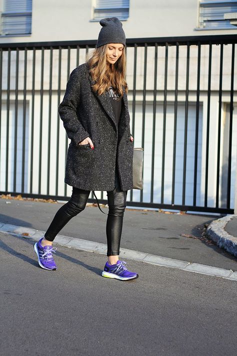 Purple Sneakers Outfit, Boyfriend Coat, Blogger Street Style, Purple Sneakers, Winter Sneakers, Oversized Coat, Outfit Winter, Street Style Chic, Sporty Chic